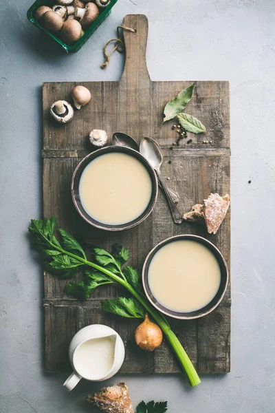 Cuencos de sopa casera de champiñones e ingredientes —  Fotos de Stock