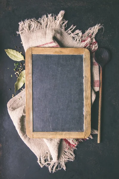 Kara tahta, tahta kaşık ve baharat - arka plan yemek — Stok fotoğraf
