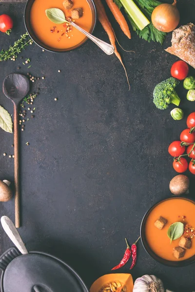 Tigelas de sopa de tomate caseiro e ingredientes — Fotografia de Stock