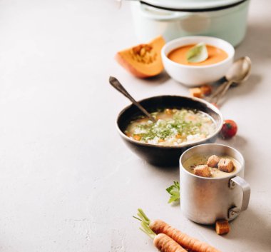 Bezelye, domates, sebze çorba, beton zemin üzerine malzemeler