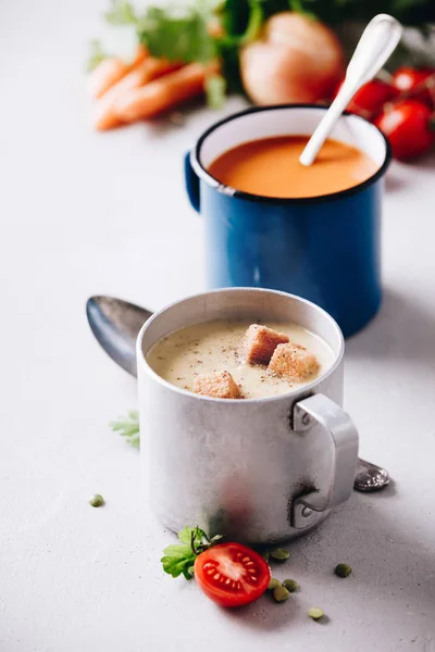 Erbsen- und Tomatensuppen und Zutaten auf Betongrund — Stockfoto