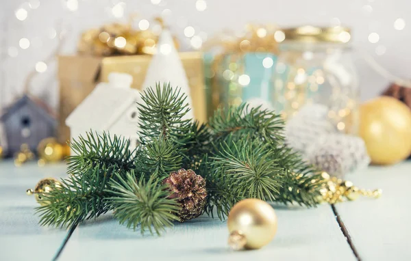 Vánoční dekorace v dřevěné pozadí, horizontální kompozice — Stock fotografie