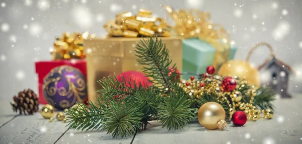 Juldekoration på trä bakgrund, utrymme för text — Stockfoto