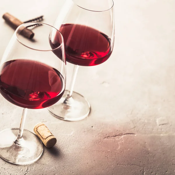 Red wine and cheese on concrete background — Stock Photo, Image