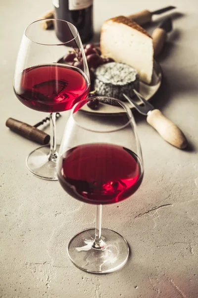 Vin rouge et fromage sur fond de béton — Photo