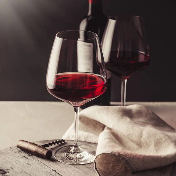 Verres de vin rouge sur fond de béton — Photo