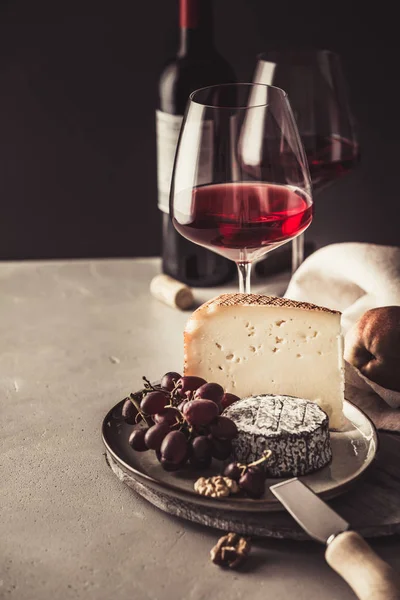 Rode wijn en kaas plaat met fruit en noten — Stockfoto