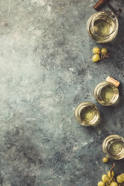 Vino blanco sobre el fondo de piedra, de cerca — Foto de Stock