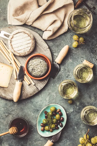 White wine with charcuterie assortment on the stone background — Stock Photo, Image