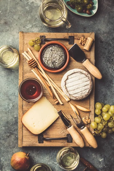 Bicchieri di spumante bianco con formaggio, uva, noci, oliv — Foto Stock