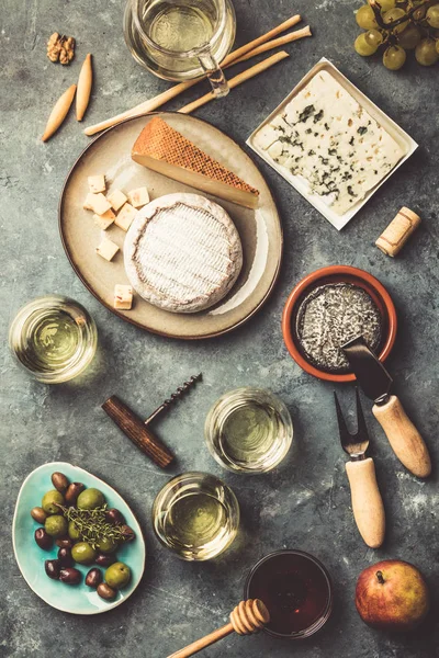 Copos de vinho espumante branco com queijo, uvas, nozes, oliv — Fotografia de Stock