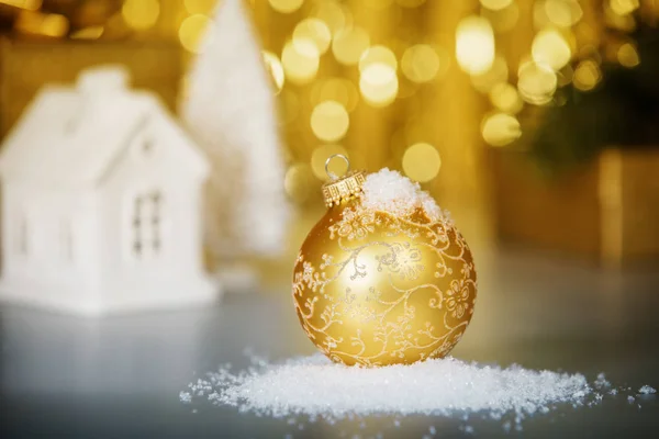 Weihnachtsdekoration auf abstraktem Goldgrund, Nahaufnahme — Stockfoto