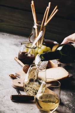 Beyaz şarap gözlük charcuterie çeşitler t ile içine dökme