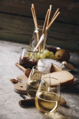Beyaz şarap ile charcuterie çeşitler taş zemin üzerine