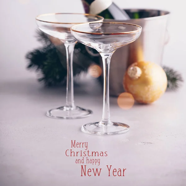 Bouteille de champagne dans un seau avec glace, verres et décor de Noël — Photo