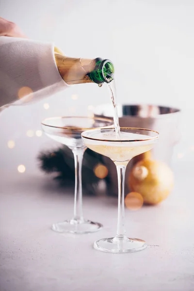 Champagne versé dans des verres et des décorations de Noël — Photo