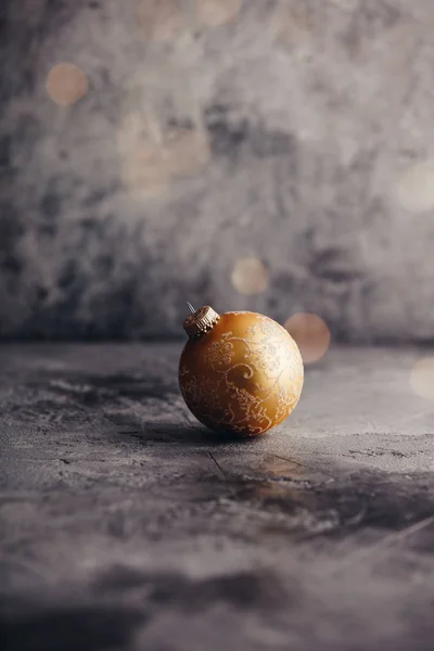灰色の石の背景にゴールドのクリスマス ボール — ストック写真
