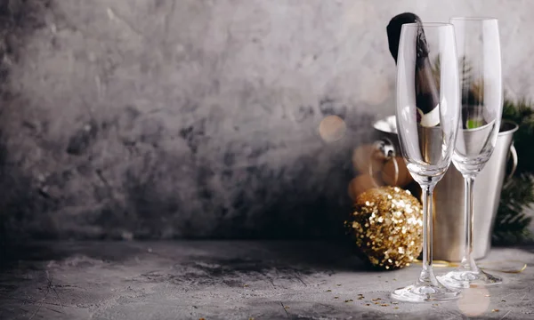 Botella de champán en cubo con hielo, vasos y decoración navideña — Foto de Stock