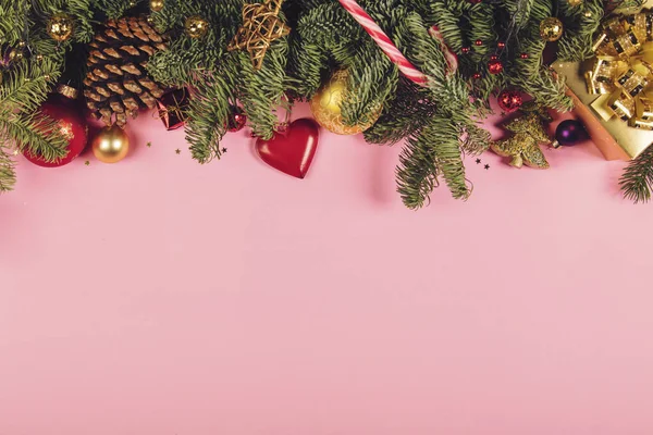 Fronteira de Natal com ramos de abeto, cones de coníferas, bolas de Natal e ornamentos de Natal de ouro — Fotografia de Stock
