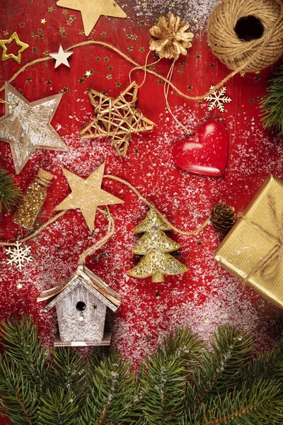 Elementos de decoração de Natal e ornamento na mesa de madeira vermelha rústica — Fotografia de Stock