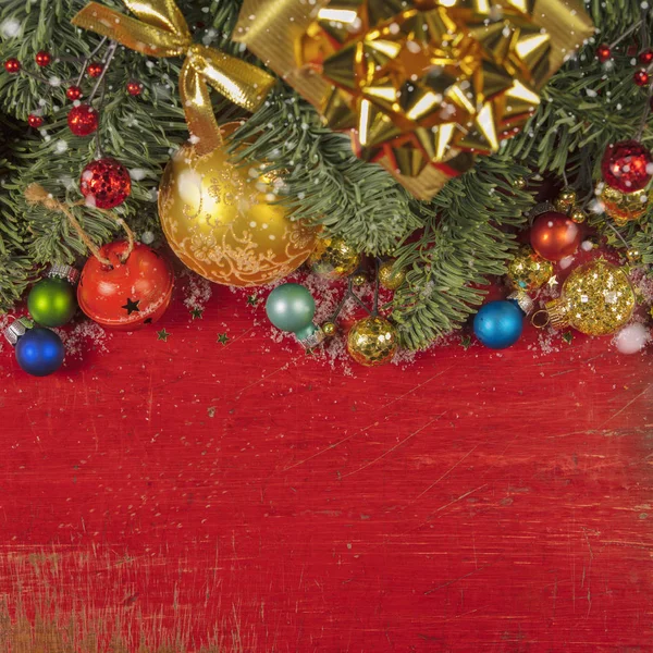 Elementos de decoração de Natal e ornamento na mesa de madeira vermelha rústica — Fotografia de Stock