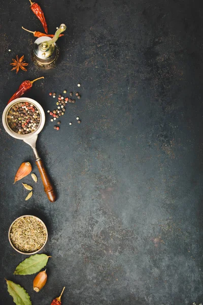 Kryddor och vintage pepper grinder — Stockfoto