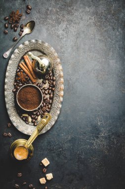 Vintage el ile kahve değirmeni ile kahve kompozisyon