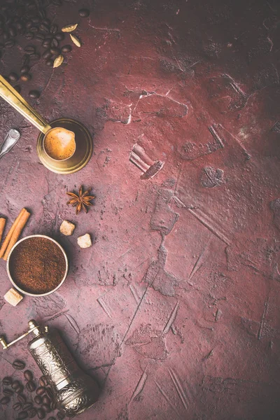 Coffee composition with vintage manual coffee grinder — Stock Photo, Image