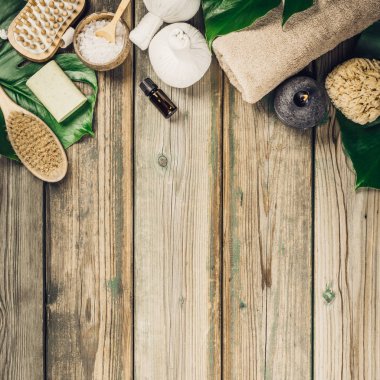 Monstera yaprakları ve kozmetik ürünleriyle düzleştirilmiş