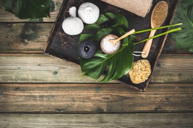 Monstera yaprakları ve kozmetik ürünleriyle düzleştirilmiş