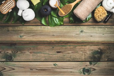 Monstera yaprakları ve kozmetik ürünleriyle düzleştirilmiş