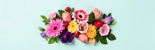 Creatieve Lay Out Gemaakt Met Prachtige Bloemen Blauwe Achtergrond Plat — Stockfoto