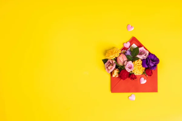 Geopende Rode Envelop Met Bloemstukken Gele Achtergrond Bovenaanzicht Feestelijke Begroeting — Stockfoto