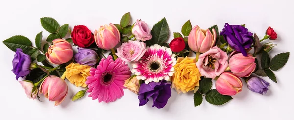 Creatieve Lay Out Gemaakt Met Prachtige Bloemen Witte Achtergrond Plat — Stockfoto