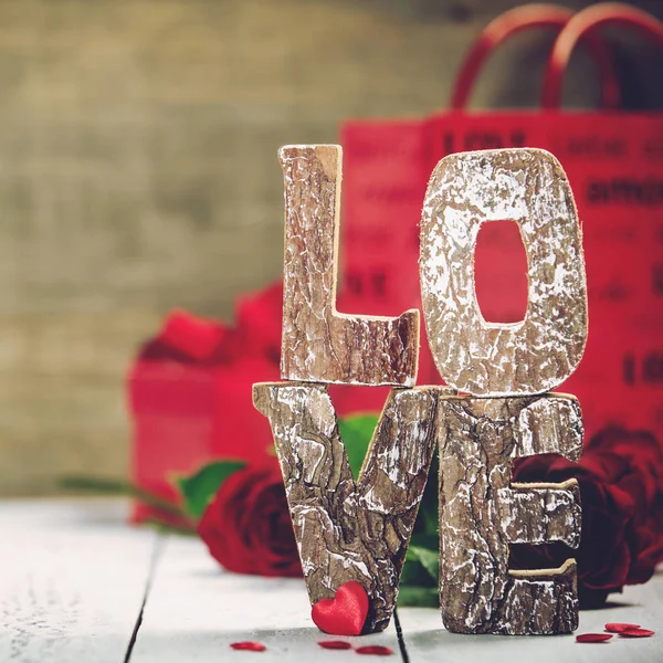 バレンタインデーのコンセプト 素朴な背景に木製の手紙を愛します — ストック写真