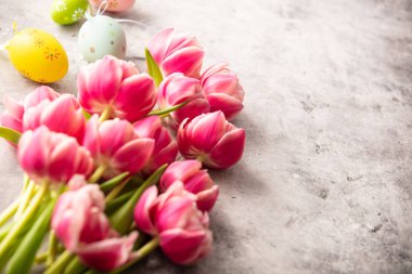 Bahar çiçekleri ve eski püskü arka planda Paskalya süslemeleri, metin için alan