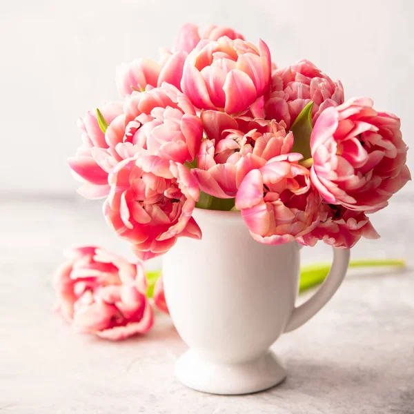 Boeket Van Lente Tulpen Vaas Armoedige Chique Achtergrond Daglicht — Stockfoto