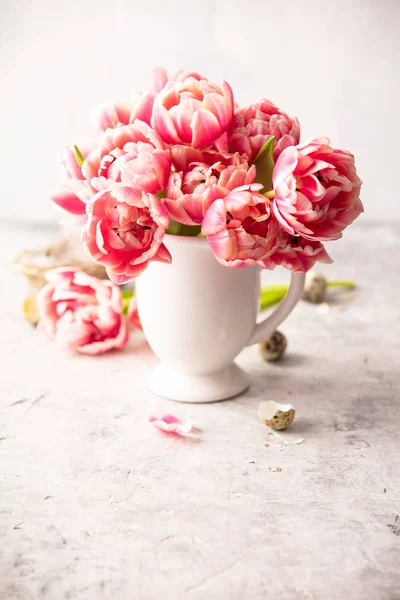 Voorjaarsbloemen Paasversieringen Armoedige Chique Achtergrond Tekstruimte — Stockfoto