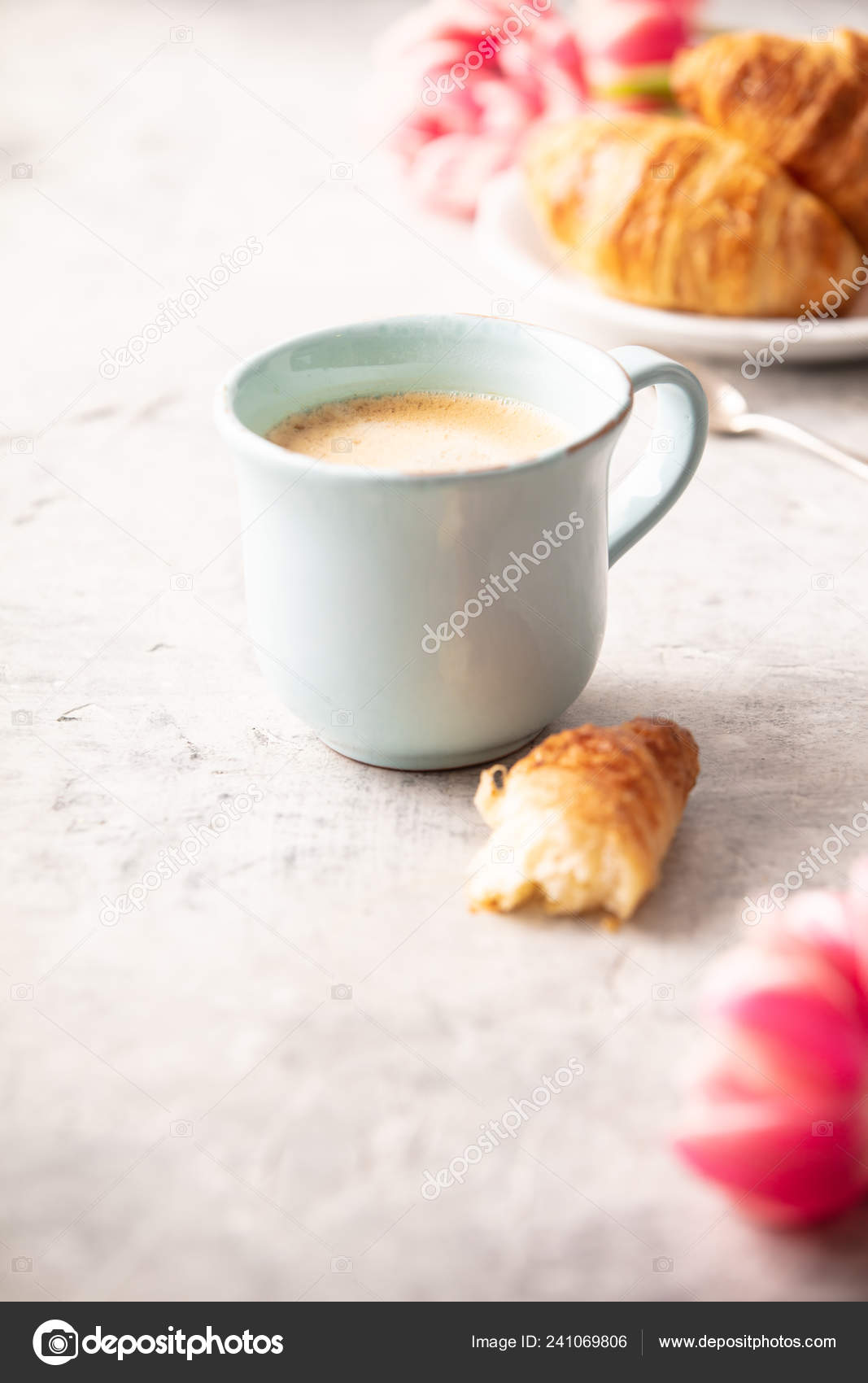 朝のコーヒー クロワッサン 春のチューリップライトグレーの背景 朝食のコンセプト ストック写真 C Klenova