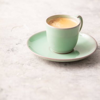 Açık gri arka planda bir fincan kahve, kahve molası konsepti.