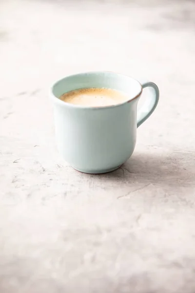 一杯浅灰背景的咖啡 喝咖啡休息的概念 — 图库照片
