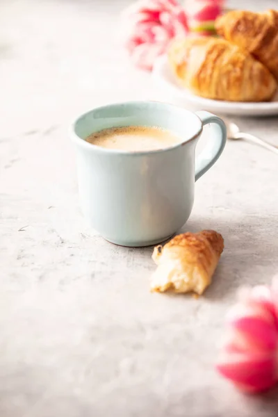 Morning Coffee Croissants Spring Tulips Light Grey Background Breakfast Concept — Stock Photo, Image