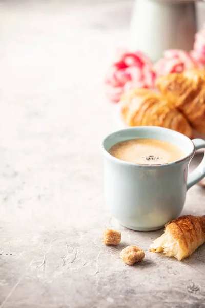 Café Manhã Croissants Tulipas Primavera Fundo Cinza Claro Conceito Café — Fotografia de Stock