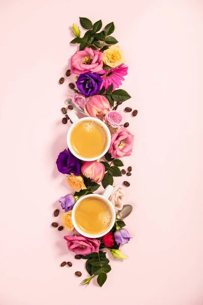 Πρωινός Καφές Κρουασάν Και Όμορφα Λουλούδια Άνετο Πρωινό Επίπεδη Σύνθεση — Φωτογραφία Αρχείου
