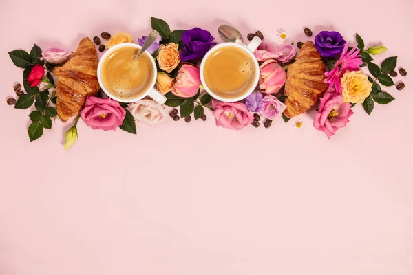 早上的咖啡 羊角面包和一朵美丽的花 舒服的早餐博客 网页设计师 社交媒体和艺术家的平面作品 — 图库照片