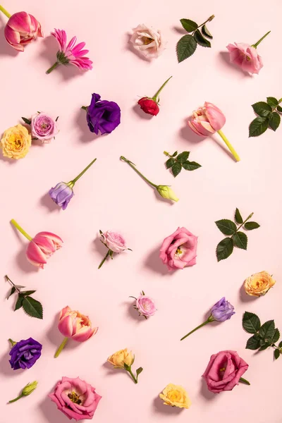 Цветочный Узор Розовыми Тюльпанами Цветами Листьями Розовом Фоне Плоская Композиция — стоковое фото