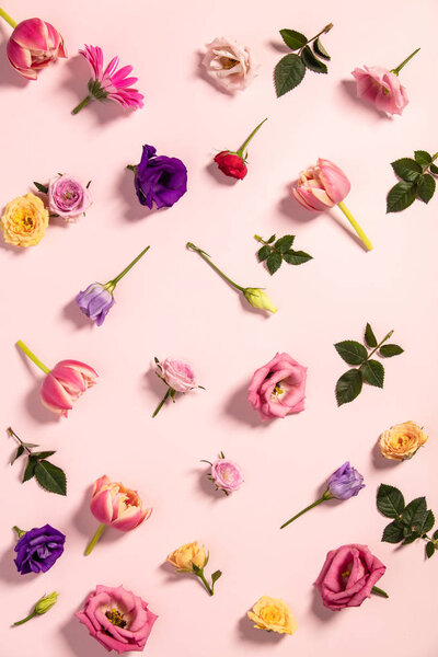 Цветочный узор с розовыми тюльпанами, цветами и листьями на розовом фоне. Плоская композиция для предпринимателей, блогеров, журналов, сайтов, социальных сетей и Instagram.