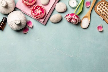 Mavi arka planda pembe çiçekli kaplıca tedavisi seti