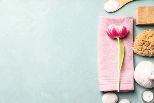 Leczenie Płaskie Zestaw Zabiegów Spa Różowymi Kwiatami Niebieskim Tle — Zdjęcie stockowe