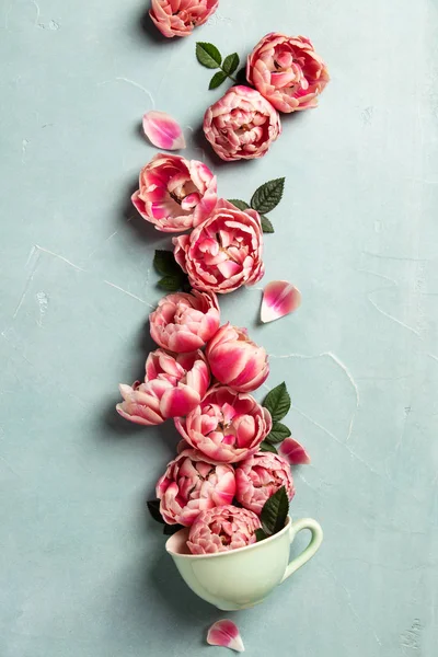 咖啡杯或茶杯的创意布局 蓝底粉红花朵 — 图库照片